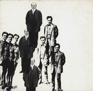 Ein Bild, das Kleidung, Mann, Schuhwerk, Person enthlt.

KI-generierte Inhalte knnen fehlerhaft sein.